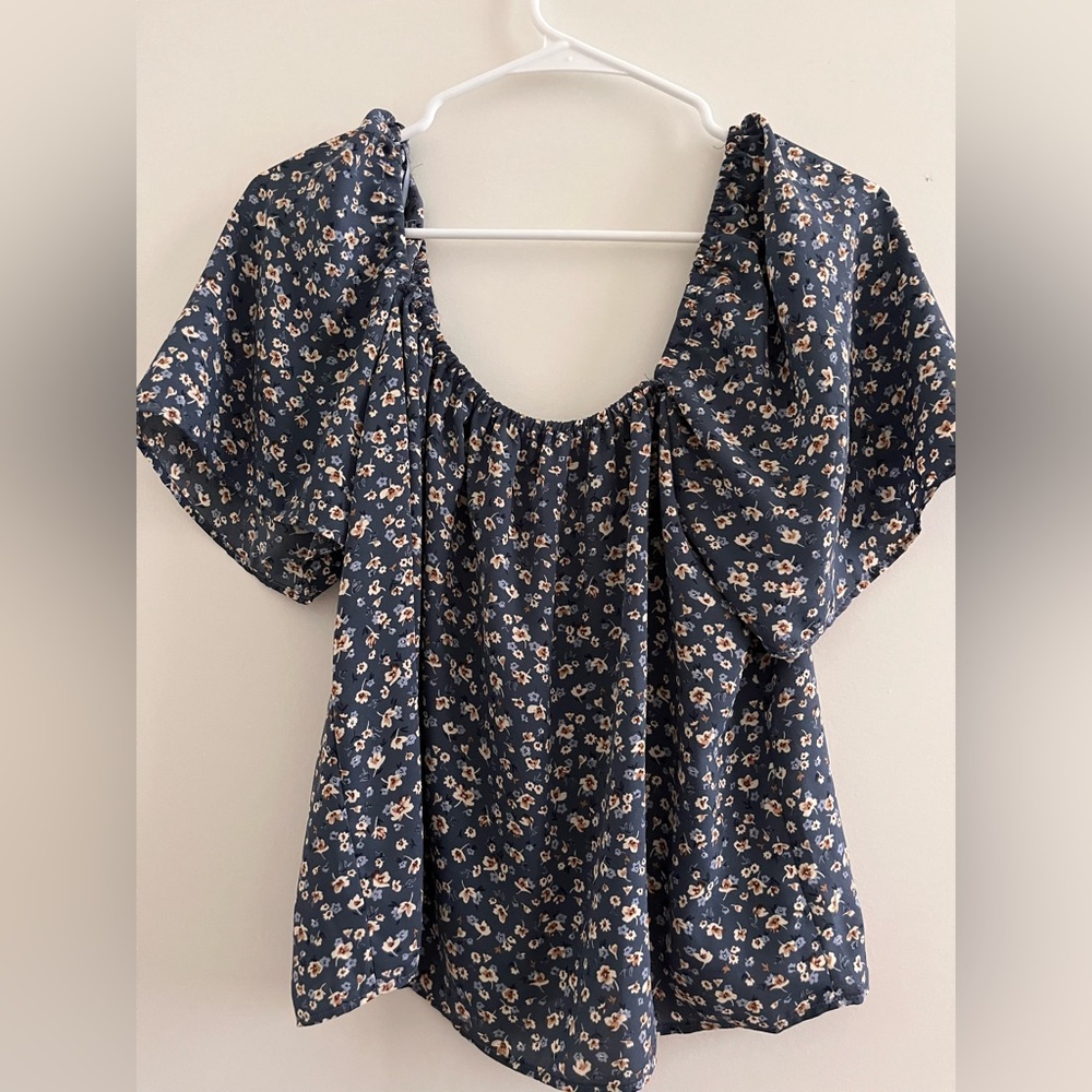 Nine Britton flowy short sleeve top. Size medium.